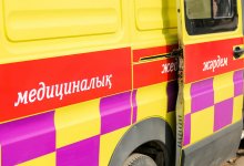 Карета скорой помощи врезалась в бетонное ограждение в Алматы