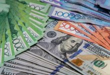 По 505 тенге продают доллары в обменниках