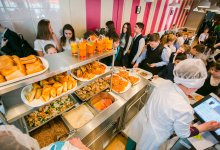 Учеников начальных классов в Алматы будут кормить бесплатно