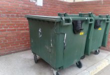 Мусорный контейнер упал на 59-летнего грузчика в Павлодаре