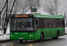 Рулил локтями с телефоном в руках: водителя автобуса наказали в Алматы