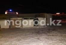 Уже второй автовоз с машинами перевернулся за неделю в ЗКО