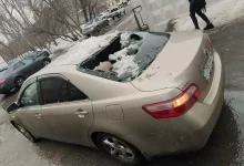 Лед, упавший с крыши, повредил машину в Павлодаре