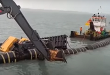 Падение экскаватора в Каспий засняли на видео