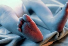 Мать оставленного в песочнице младенца нашли шымкентские полицейские