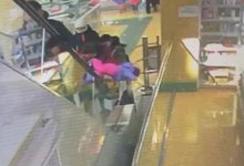 9-месячная девочка выпала из рук матери на эскалаторе в Уральске