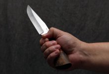 Неадекватный мужчина угрожал алматинцам ножом в автобусе