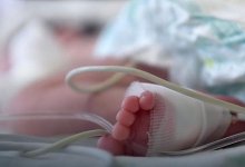 Выпала из рук матери на эскалаторе в Уральске: медики рассказали, в каком состоянии малышка