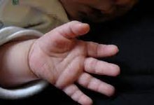 Умерла девочка, выпавшая из рук матери на эскалаторе в Уральске