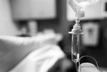 Умер упавший в уличный туалет житель Уральска