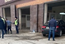 В Актау работницу автомойки сбил влетевший на скорости в бокс водитель Kia
