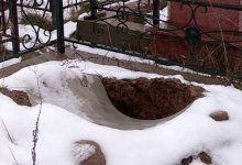 Огромные дыры в могилах образовались на мусульманском кладбище в Шымкенте