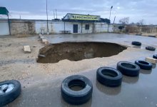 В Актау провалился асфальт после дождя