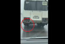 В Актау пассажиров возил автобус без колеса