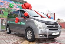 Два микроавтобуса-инватакси подарили детям-колясочникам