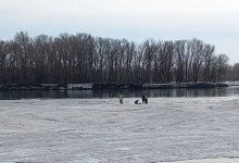 Две девушки провалились под лед на Иртыше в Семее