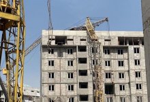 Башенный кран упал на стройке в Алматы