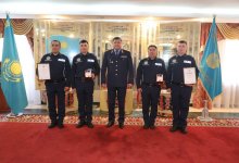 Столичных полицейских, спасших мужчину от самоубийства на мосту, наградили часами