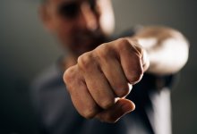 Недовольный клиент вместе со знакомыми избил сотрудников СТО в Алматы