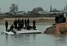 Вахтовики "КазМунайГаза" просидели два часа на крышах автобусов посреди реки