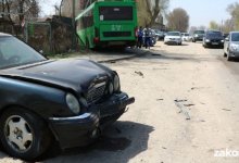 В Алматы у автобуса отказали тормоза. В аварию попали восемь машин и трактор