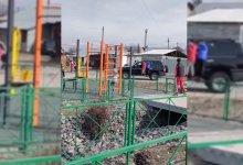 Видео с Алматы, на котором водитель катает детей, прицепившихся снаружи к авто, осудили в Казнете