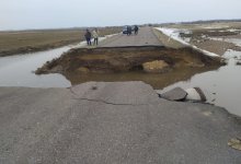 Сильный поток воды размыл надвое дорогу в Карагандинской области