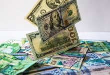 Почти на пять тенге упал доллар на торгах