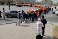 В Актау коммунальщики перекрыли дорогу, требуя повышения зарплаты