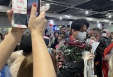 "Рақмет сізге": зарубежные поклонники приветствовали Димаша на казахском в аэропорту Дюссельдорфа