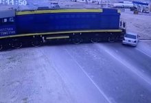 Момент столкновения тепловоза с легковушкой в Жанаозене попал на видео