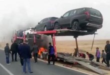 Автовоз, загруженный машинами, загорелся на трассе близ Мангистау