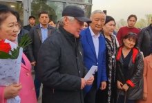 “Моя последняя область”: экс-акима Сапарбаева жители пришли провожать в аэропорт