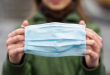 Актюбинка подала в суд на больницу за требование надеть маску