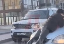 Мужчина бросился на капот движущегося авто в Актау