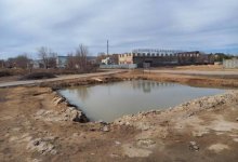 Ждем новой трагедии? Карагандинцы обеспокоены открытым котлованом около детплощадки