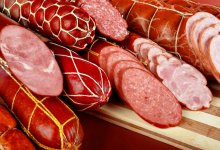 В халяльных колбасах и консервах из России обнаружена свинина