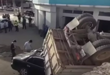 Грузовик слетел с моста на три автомобиля на юге