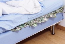 Положить деньги под процент или под матрас? Что говорят экономисты