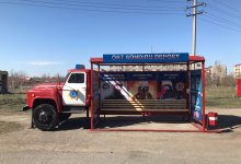 Пожарный автомобиль приспособили под остановку в Экибастузе