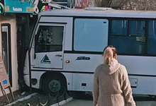 Маршрутный автобус врезался в магазин в Актобе (ВИДЕО)