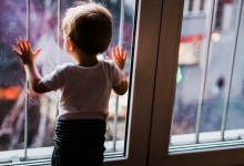 В Караганде еще один малыш выпал из окна, оставшись без присмотра взрослых