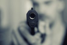 Из пистолета выстрелили в семейную пару у обменного пункта в Алматы
