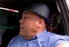 Таксист в Шымкенте развозит бесплатно пенсионеров