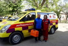 Для спасения пациента фельдшеру пришлось переплыть реку на моторной лодке в Алматинской области