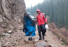 Туристы в горах Алматы не смогли спуститься сами, их нашли спасатели с собаками