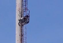 Мужчина грозился сброситься с 30-метрового прожектора в Таразе