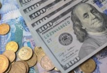 Тенге снова начал укрепляться на торгах. Нацбанк установил курс на 27 апреля