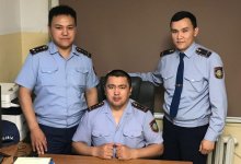 Женщину без сознания и ее четырехлетнюю дочь в закрытой квартире спасли полицейские Шымкента