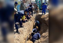 Двоих рабочих засыпало землей в коммунальной траншее в Павлодаре